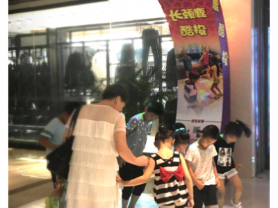 互动投影游戏一体机——长颈鹿酷投首次落地北京零售市场